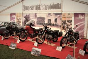 OLj   Izjemna razstava satrejših modelov BMW S KONTRASTOM NAJNOVEJŠIH iste firme   F JOže Miklavc  IMG_8032 (2)